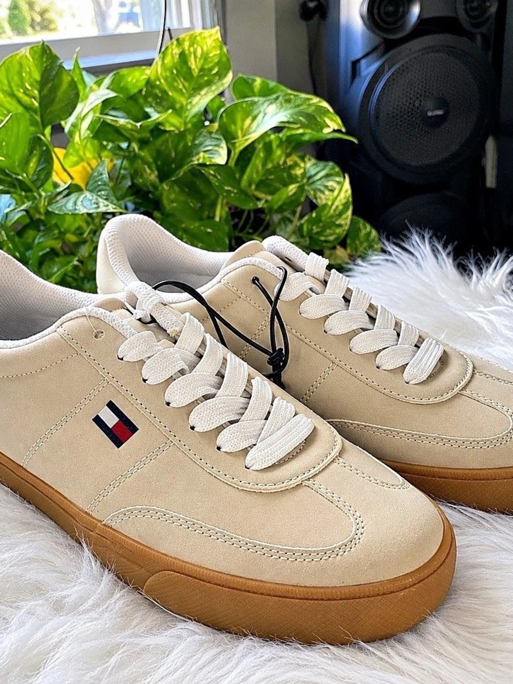 Tommy Hilfiger Sneakers – New & Never Worn 🤍